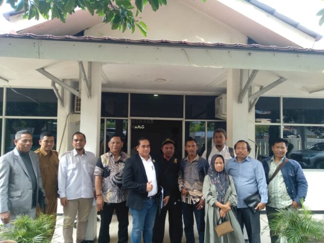 
					Poto bersama usai mediasi kasus Edah, Tim Jabis Karawang, Persatuan Buruh Migran, Disnakertrans Karawang, BP3MI Karawang