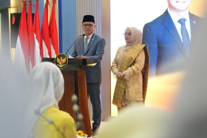 
					Menteri Pelindungan Pekerja Migran Indonesia Drs Mukhtarudin 