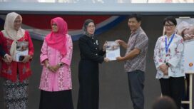 Penyerahan Buku Secara Simbolik kepada Ketum Persatuan Buruh Migran Anwar Ma'arif