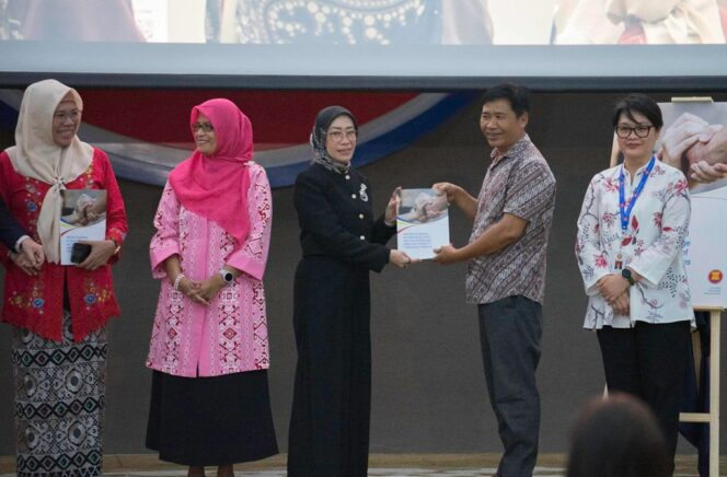 
					Penyerahan Buku Secara Simbolik kepada Ketum Persatuan Buruh Migran Anwar Ma'arif