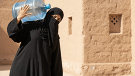 Ilustrasi Pekerja Migran Indonesia sedang mengangkut galon