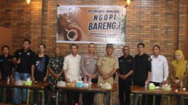 Riswan Abadi nomor dua dari kiri berbaju hitam