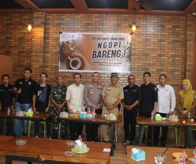 
					Riswan Abadi nomor dua dari kiri berbaju hitam