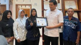 Bupati Indramayu Lucky Hakim menganugerahkan penghargaan kepada Sugianto melalui istrinya Indah Dwiani