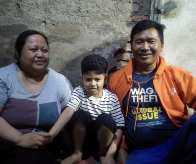 
					Foto Muhammad Bakry bersama Ibunya Lina dan Anwar Ma'arif Ketua Persatuan Buruh Migran