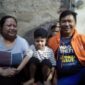 Foto Muhammad Bakry bersama Ibunya Lina dan Anwar Ma'arif Ketua Persatuan Buruh Migran