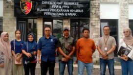 Dedi Junaedi SH, nomor empat dari kiri berbaju biru