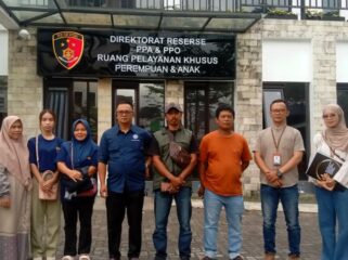 Dedi Junaedi SH, nomor empat dari kiri berbaju biru