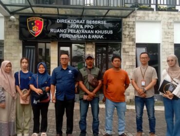 Dedi Junaedi SH, nomor empat dari kiri berbaju biru
