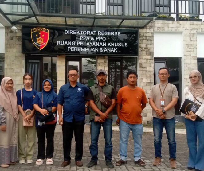 
					Dedi Junaedi SH, nomor empat dari kiri berbaju biru