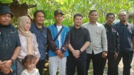 Deddy Indrasetiawan nomor 5 dari kiri berbaju hitam dan Muhammad Hanif