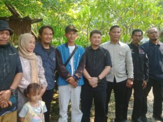 Deddy Indrasetiawan nomor 5 dari kiri berbaju hitam dan Muhammad Hanif