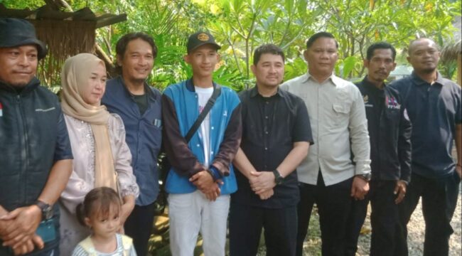 Deddy Indrasetiawan nomor 5 dari kiri berbaju hitam dan Muhammad Hanif