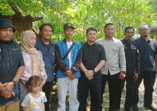 
					Deddy Indrasetiawan nomor 5 dari kiri berbaju hitam dan Muhammad Hanif