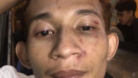 Ibu Ijah Nurjanah menunjukkan foto anaknya yang terjebak di Kamboja.