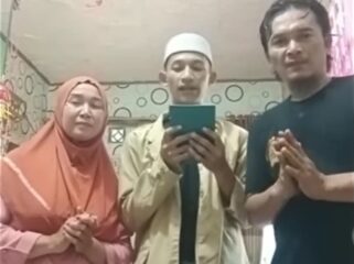 Muhammad Hanif (tengah) Abdul Karim Beserta Kedua Orangtuanya