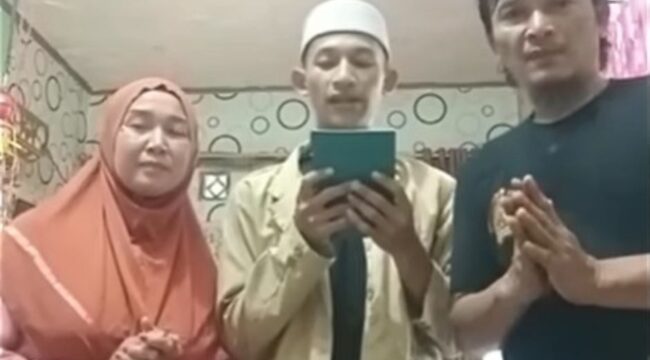 Muhammad Hanif (tengah) Abdul Karim Beserta Kedua Orangtuanya