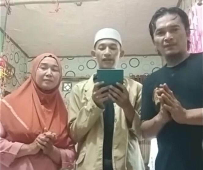 
					Muhammad Hanif (tengah) Abdul Karim Beserta Kedua Orangtuanya