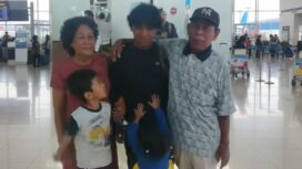 Momen Muklas  bertemua kedua orang tuanya di Bandara Soetta