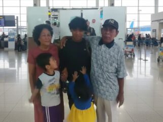 Momen Muklas  bertemua kedua orang tuanya di Bandara Soetta