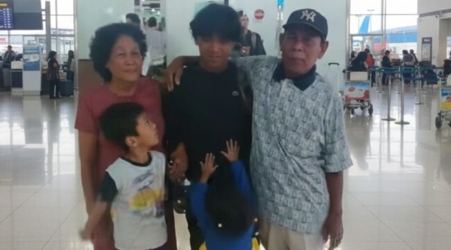 Momen Muklas  bertemua kedua orang tuanya di Bandara Soetta