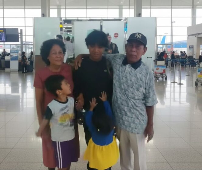 
					Momen Muklas  bertemua kedua orang tuanya di Bandara Soetta