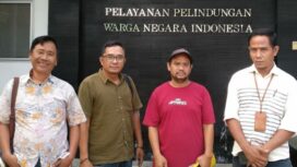 Sulaeman berbaju merah dan Pengurus Persatuan Buruh Migran