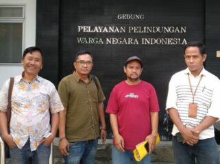 Sulaeman berbaju merah dan Pengurus Persatuan Buruh Migran