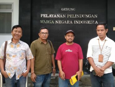 Sulaeman berbaju merah dan Pengurus Persatuan Buruh Migran