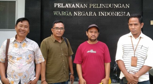 Sulaeman berbaju merah dan Pengurus Persatuan Buruh Migran