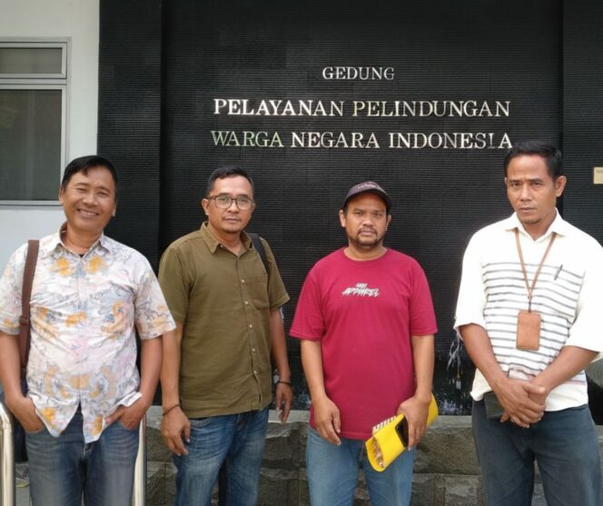 
					Sulaeman berbaju merah dan Pengurus Persatuan Buruh Migran