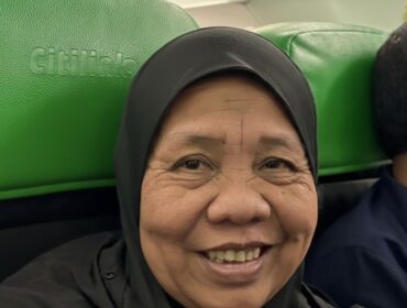 Asih saat di bangku pesawat | Foto Istimewa