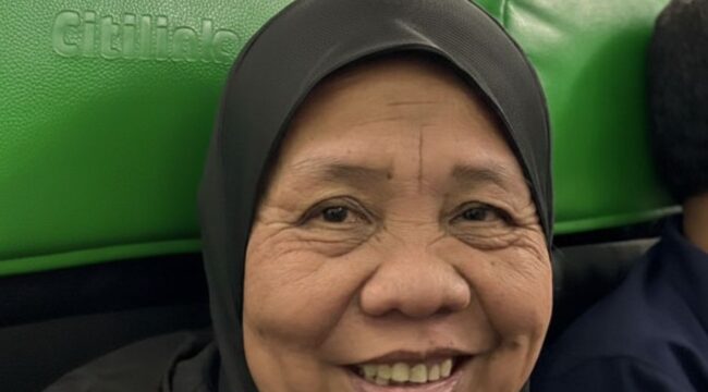 Asih saat di bangku pesawat | Foto Istimewa