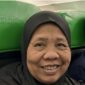 Asih saat di bangku pesawat | Foto Istimewa