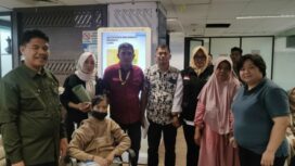 Ifat Kurniasih duduk di kursi roda,