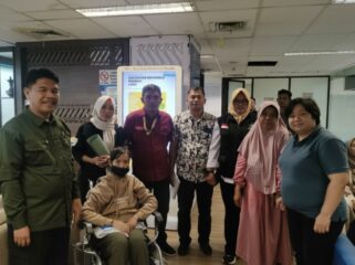 Ifat Kurniasih duduk di kursi roda,