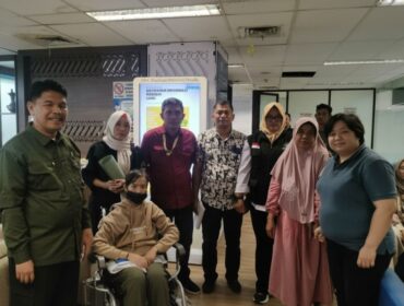 Ifat Kurniasih duduk di kursi roda,