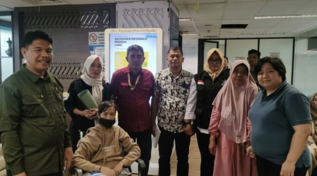 Ifat Kurniasih duduk di kursi roda,