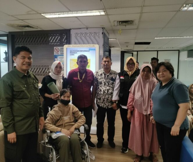 
					Ifat Kurniasih duduk di kursi roda,