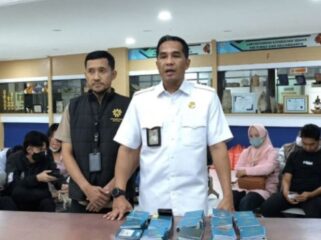 Kepala BP3MI DKI Jakarta, Dr. Arman Muis, menyita ratusan paspor 