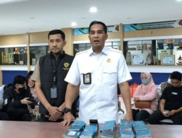 Kepala BP3MI DKI Jakarta, Dr. Arman Muis, menyita ratusan paspor 