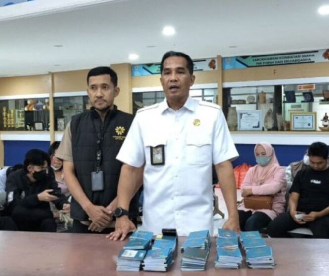 
					Kepala BP3MI DKI Jakarta, Dr. Arman Muis, menyita ratusan paspor 