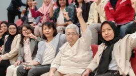 Koordinator Jala PRT Lita Anggraini. Baju putih kedua dari kanan 