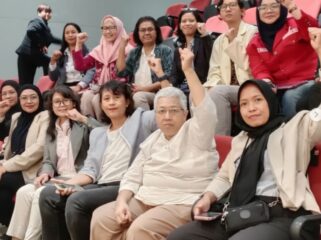 Koordinator Jala PRT Lita Anggraini. Baju putih kedua dari kanan 