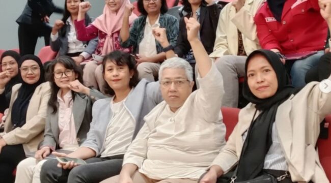 Koordinator Jala PRT Lita Anggraini. Baju putih kedua dari kanan 