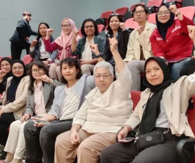 
					Koordinator Jala PRT Lita Anggraini. Baju putih kedua dari kanan 