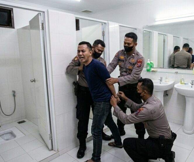 
					Ilustrasi Polsek Cileungsi Bogor menangkap Perekrut Ilegal di toilet Masjid