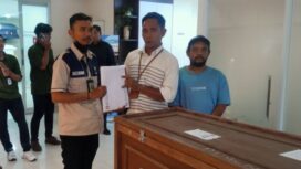 Suwandi menerima jenazah Siti Muiah dari staf BP3MI Serang di Terminal Cargo