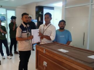 Suwandi menerima jenazah Siti Muiah dari staf BP3MI Serang di Terminal Cargo