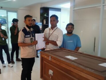 Suwandi menerima jenazah Siti Muiah dari staf BP3MI Serang di Terminal Cargo